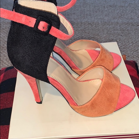 NWOB Unique Heels 🔥 - Picture 4 of 4